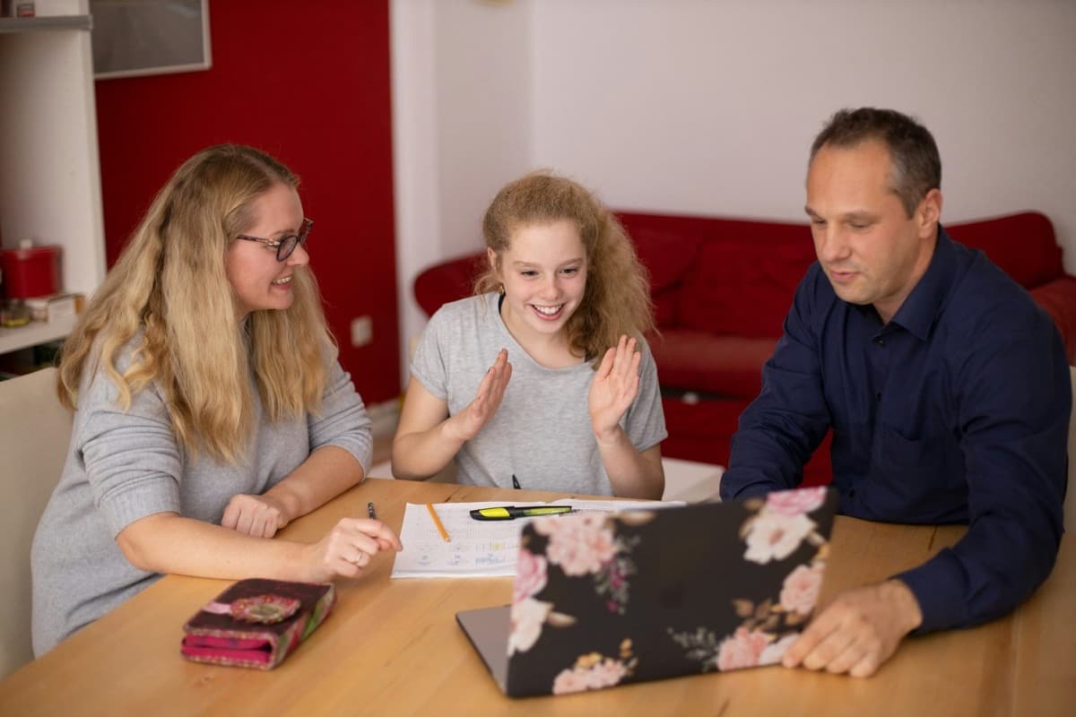 A parent reading a lesson report in the Infinite Tutors Parent Dashboard